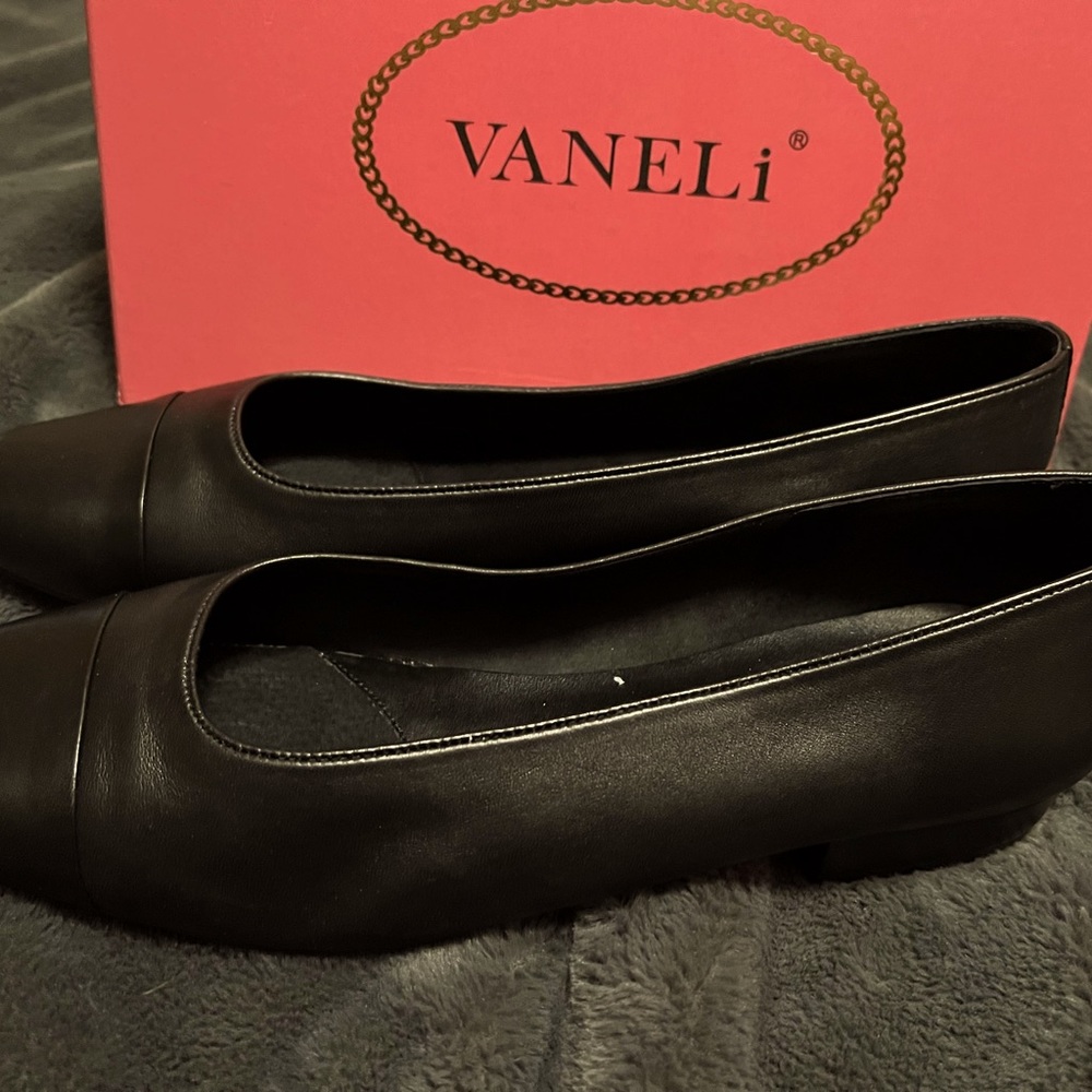 Gorgeous Vaneli size 13 butter leather flats. NWT